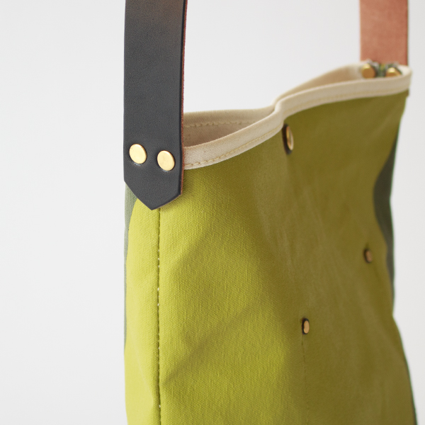 持ち手はブラックのレザー（OLIVE/PISTACHIO×BLACK）