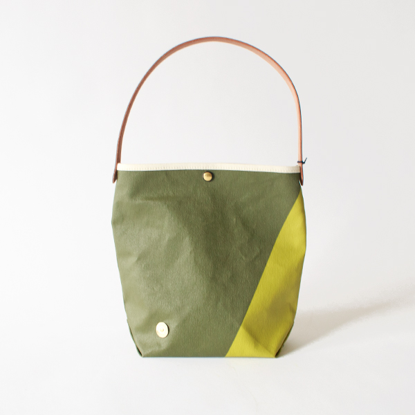 斜めのラインで色が変わる個性的なデザイン（OLIVE/PISTACHIO×BLACK）