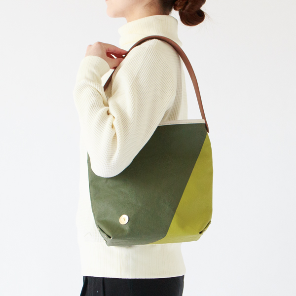 表と裏で違う色を楽しめます。（OLIVE/PISTACHIO×BLACK）
