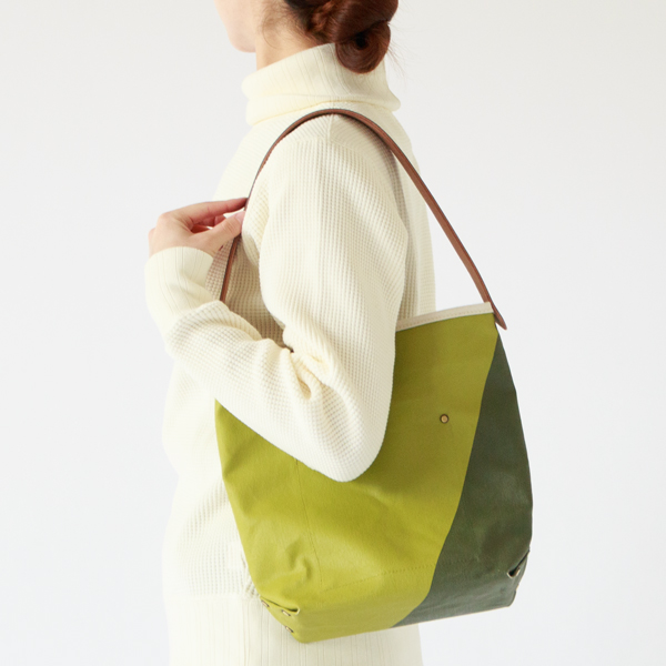 表と裏で違う色を楽しめます。（OLIVE/PISTACHIO×BLACK）