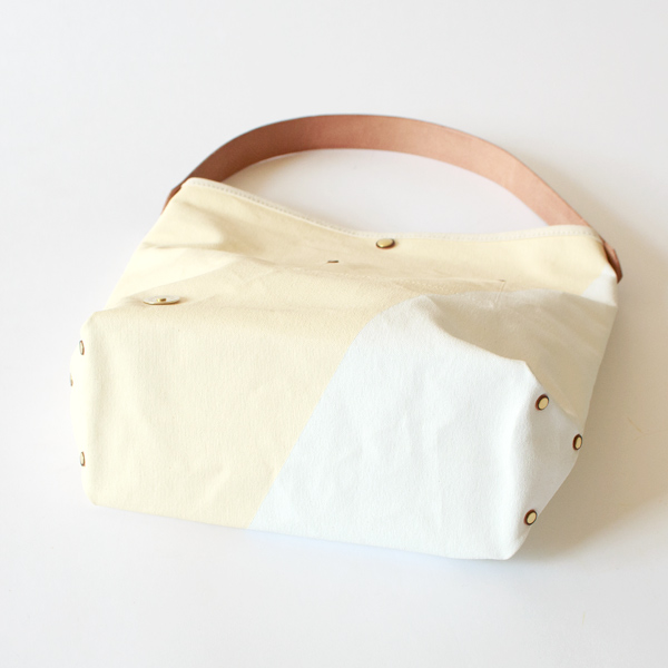 底面（MILK/WHITE×BROWN）