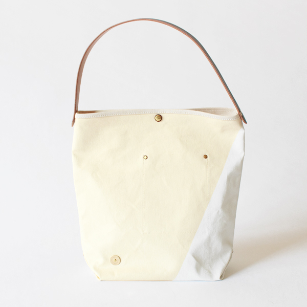 斜めのラインで色が変わる個性的なデザイン（MILK/WHITE×BROWN）