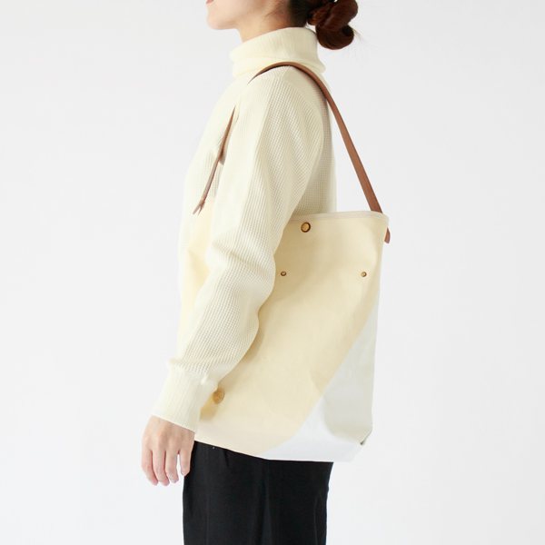 表と裏で違う色を楽しめます。（MILK/WHITE×BROWN）