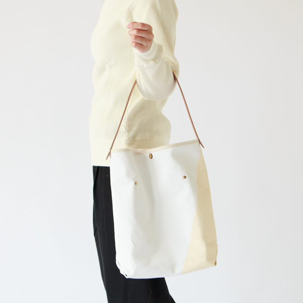表と裏で違う色を楽しめます。（MILK/WHITE×BROWN）