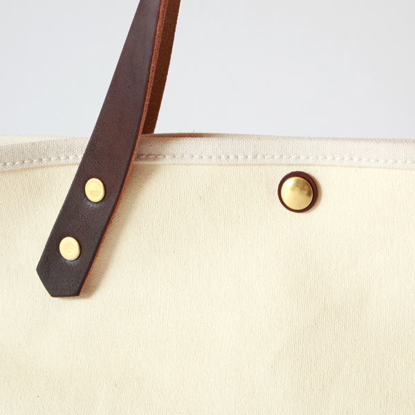 MILK/WHITE×BROWNはブラウンのレザーを合わせています。