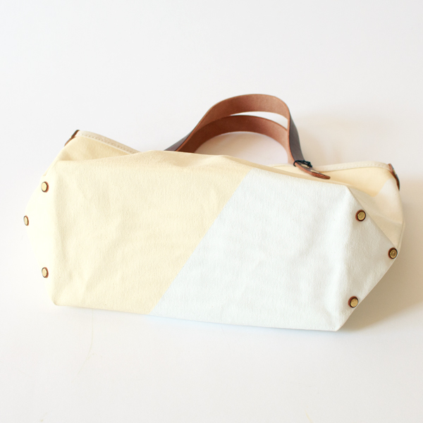 底面（MILK/WHITE×BROWN）