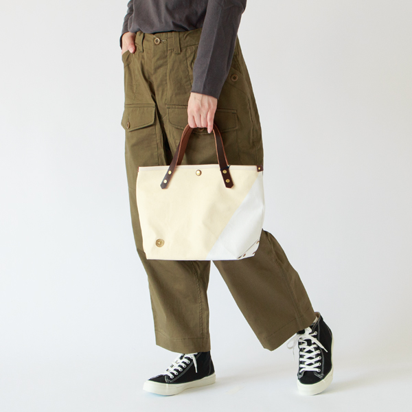 表と裏で色が反転します（MILK/WHITE×BROWN）