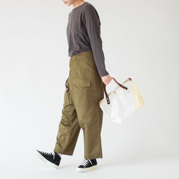 表と裏で色が反転します（MILK/WHITE×BROWN）
