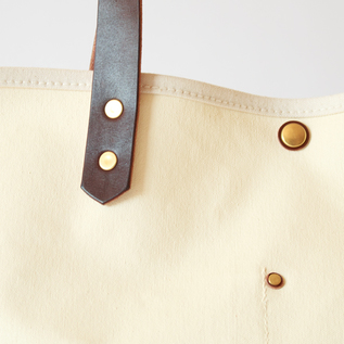 MILK/WHITE×BROWNにはブラウンのレザーを合わせています。 MILK/WHITE×BROWNにはブラウンのレザーを合わせています。