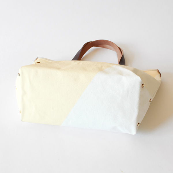 底面（MILK/WHITE×BROWN）