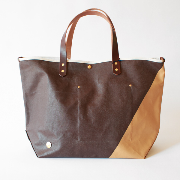 斜めのラインで色が変わる個性的なデザイン（CHOCOLATE/CAFE AU LAIT×BROWN）