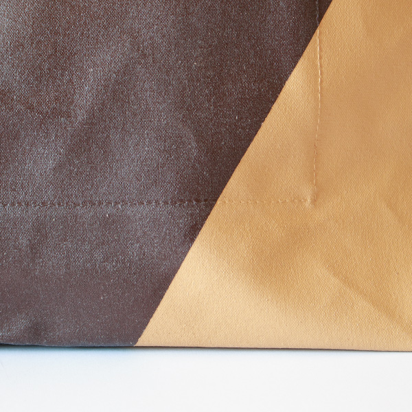 生成りと白の絶妙な組み合わせ。手持ちの服とも合わせやすいMILK/WHITE×BROWN