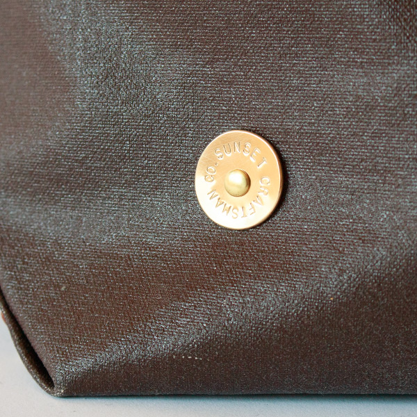 手作業で丸く切り出した真鍮のプレート