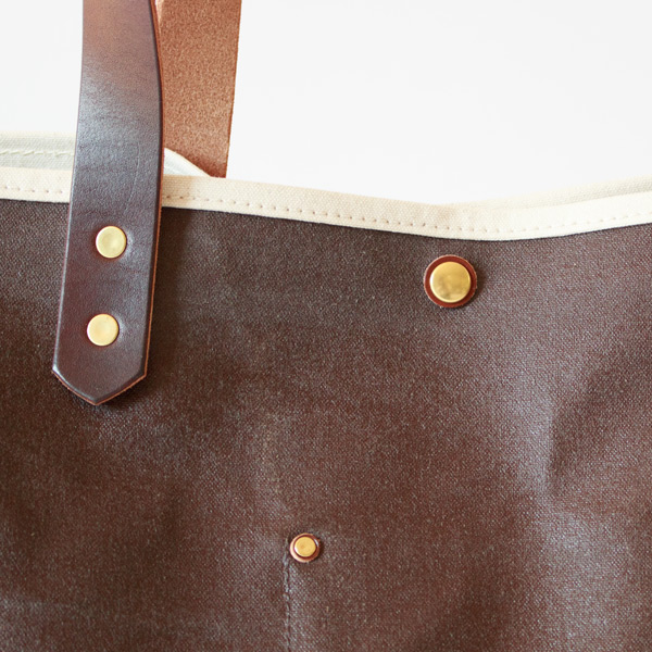 金具パーツはヴィンテージの風合いが感じられる真鍮製