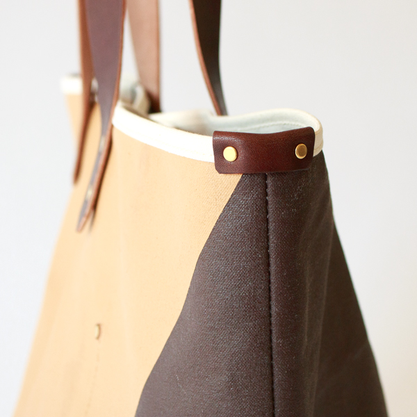 金具パーツはヴィンテージの風合いが感じられる真鍮製