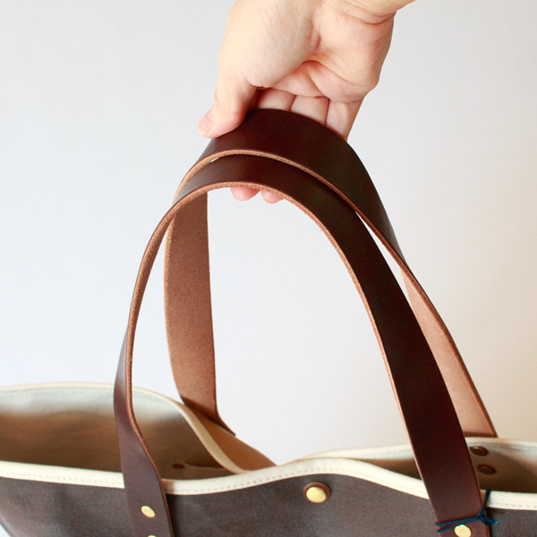 CHOCOLATE/CAFE AU LAIT×BROWNにはブラウンのレザーを合わせています。