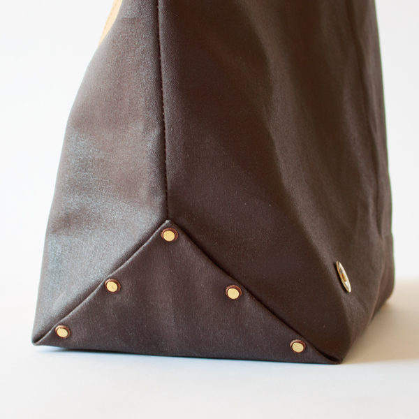 底マチ部分にも真鍮のリベットを使用