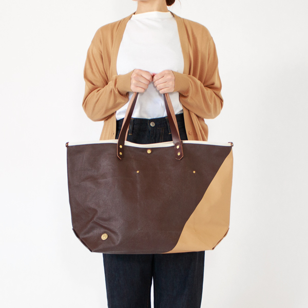 表と裏で色が反転します（MILK/WHITE×BROWN）