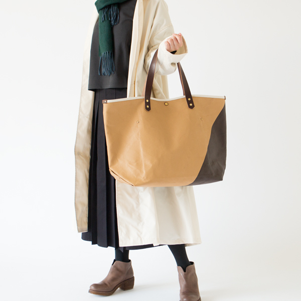 表と裏で色が反転します（MILK/WHITE×BROWN）