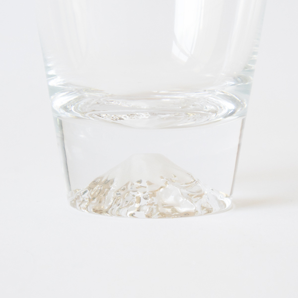 底の富士は飲み物を注ぐことで印象を変えます