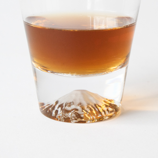 底の富士は飲み物を注ぐことで印象を変えます
