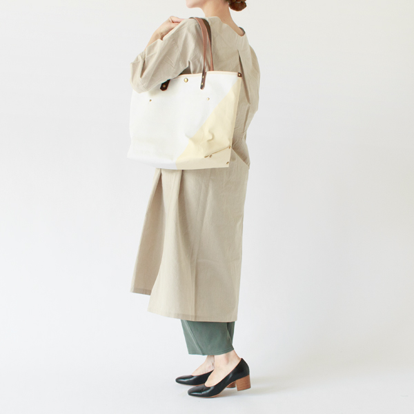 表裏で色が反転します（MILK/WHITE×BROWN）
