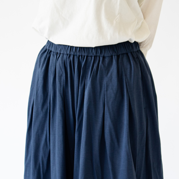 細かいタックがポイント(身長162cm・BLUE)