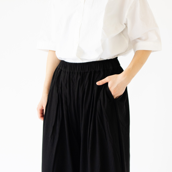 両脇にポケットあり(身長162cm・BLACK)