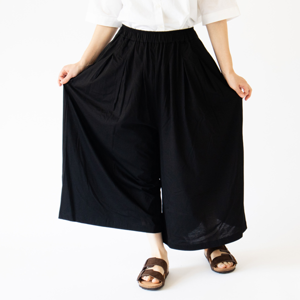 広めの身幅で動きやすいです(身長162cm・BLACK)
