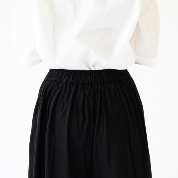 細かいタックがポイント(身長162cm・BLACK)