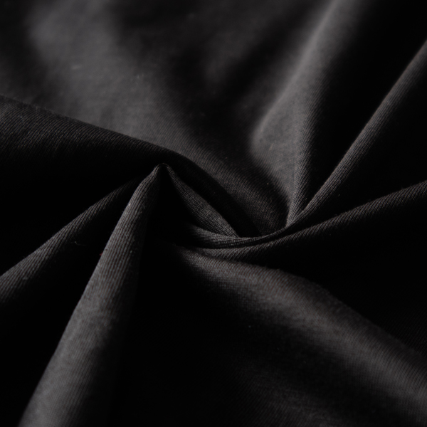 上品なレーヨンと柔らかなコットンの混紡で、なめらかで清涼感のある生地(BLACK)