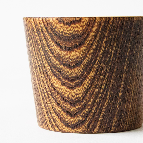 「生漆」は漆の原料をお椀に塗り拭きとる作業を繰り返して仕上げます