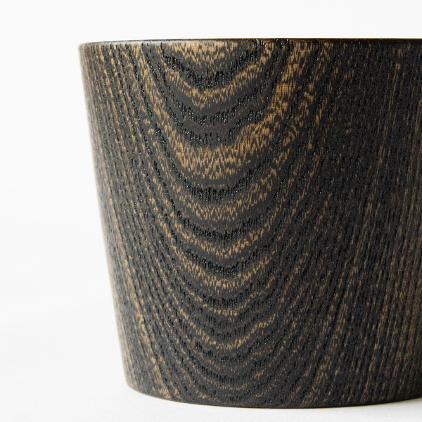 「黒漆」は、漆の原料に鉄分と熱を加え、黒く化学変化させたものを使用します