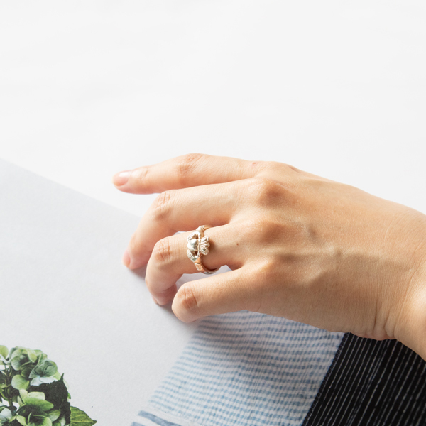 指輪の向きとつける手で意味が変わります。左手薬指の逆さまは「婚約中」、正方向は「既婚」(Size8.5)