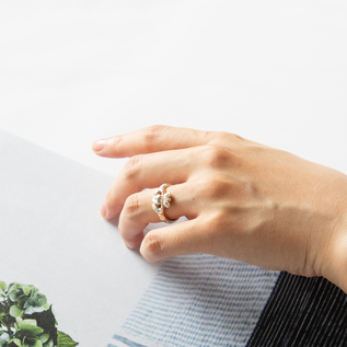 指輪の向きとつける手で意味が変わります。左手薬指の逆さまは「婚約中」、正方向は「既婚」(Size8.5)