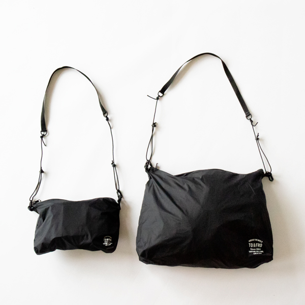 左：ショルダーバッグ ULTIMATE LIGHT MINI、右：ショルダーバッグ ULTIMATE LIGHT