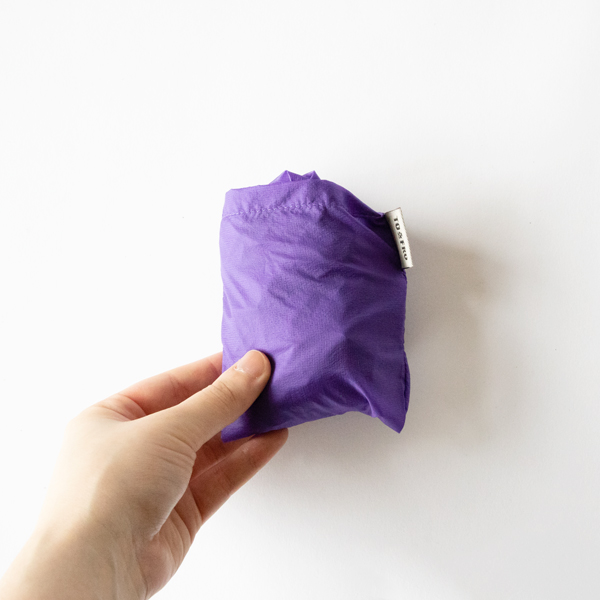 手のひらに乗るサイズまでコンパクトになります(VIOLET)