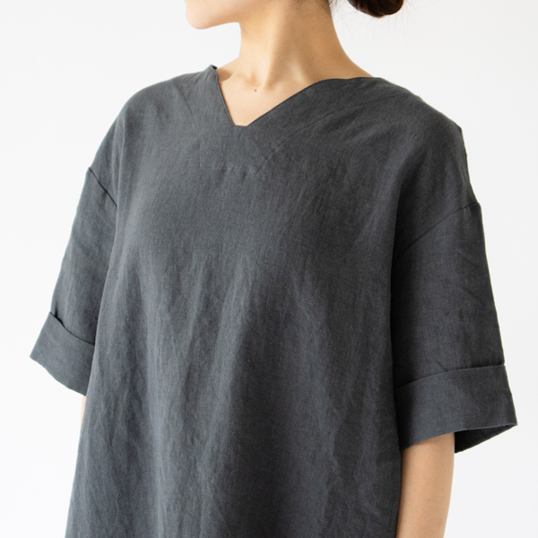 深過ぎないキーネック(GREY・身長162cm)