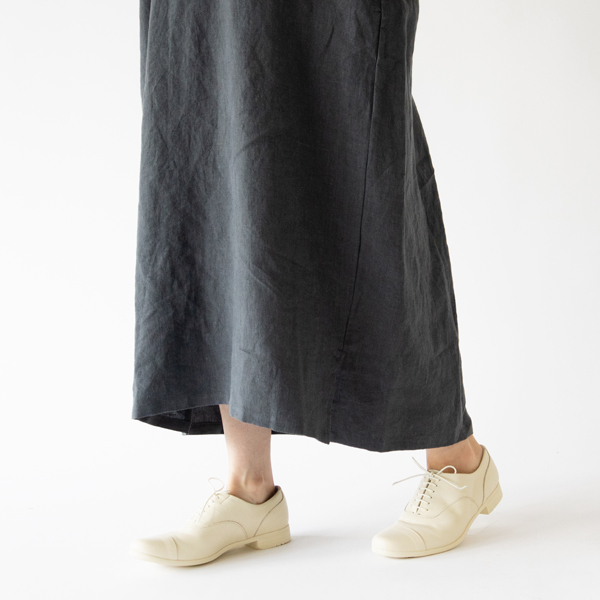 軽やかな生地で足さばきも良いです(GREY・身長162cm)