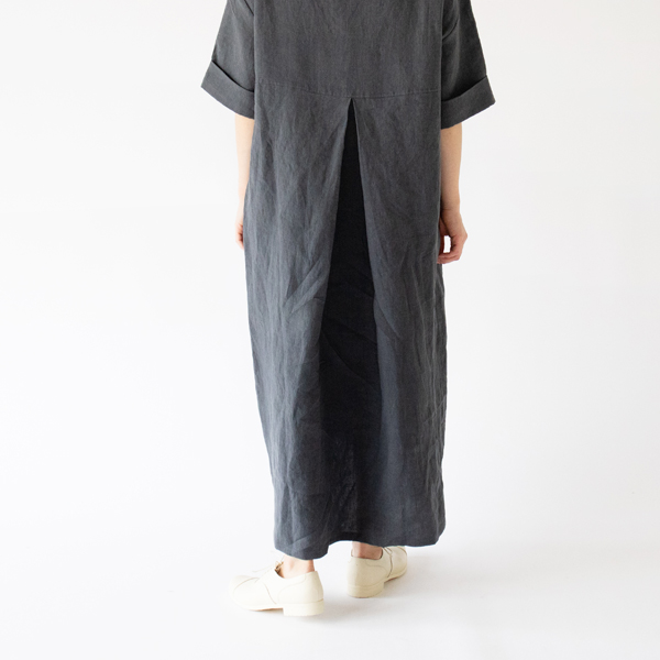 背中のタック(GREY・身長162cm)