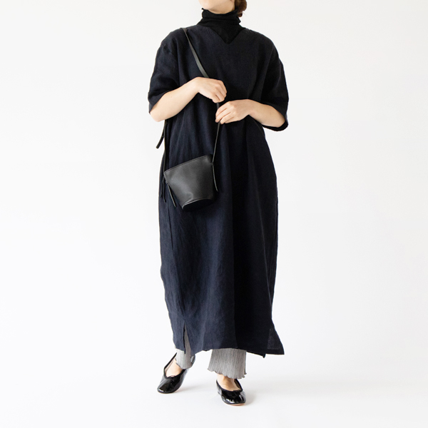 レイヤードスタイルでも楽しめます(NAVY・身長162cm)