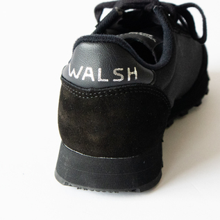 かかとで輝くWALSHのロゴ