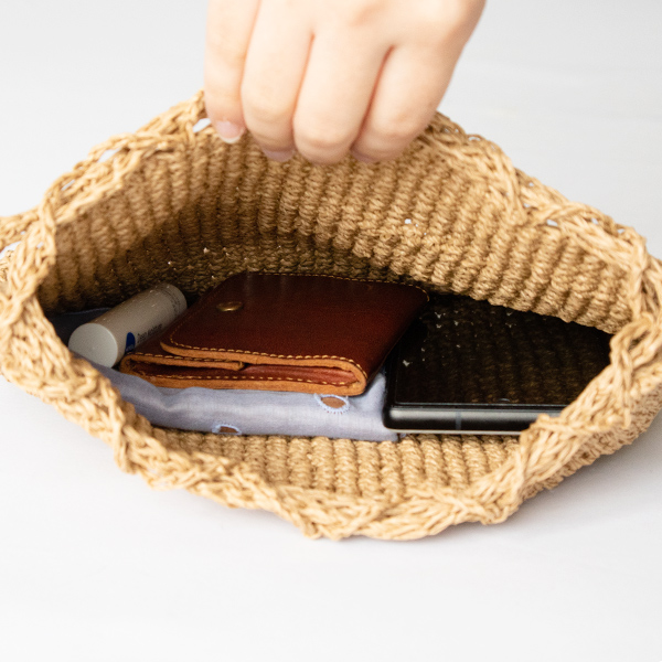 ミニ財布やスマホなど必要最低限の荷物にぴったり(巾着)
