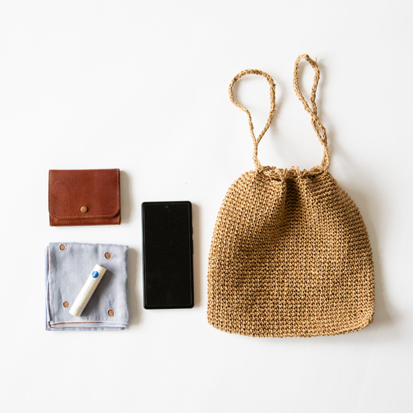 ミニ財布やスマホなど必要最低限の荷物にぴったり(巾着)