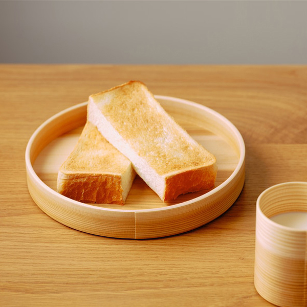 トーストプレートにも。杉の調湿作用で最後までカリッと美味しく食べられます。(M)