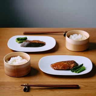 ご飯茶碗として。杉の調湿作用で、最後まで美味しく食べられます。(S