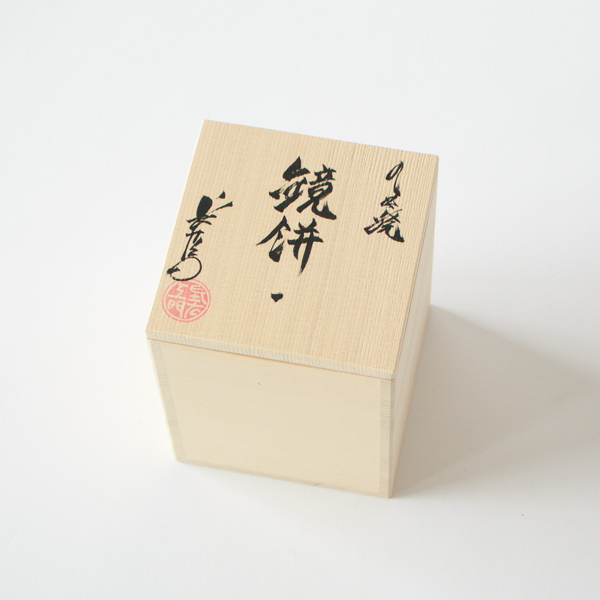 保管にも便利な木箱入りです。 保管にも便利な木箱入りです。