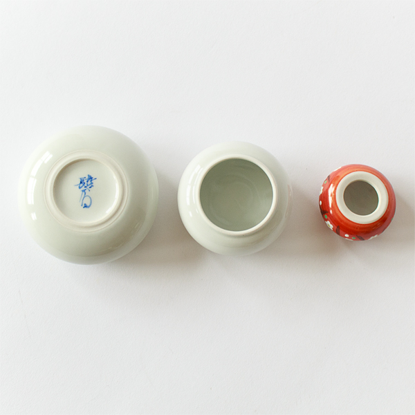 ロクロで一点一点成形しており、内側は空洞になっています。 ロクロで一点一点成形しており、内側は空洞になっています。