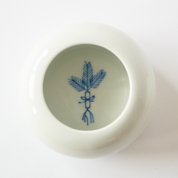 一番下のお餅の内側には、「成長し続けるように」「地に足がつくように」という願いが込めて、根引の松が描かれています。 一番下のお餅の内側には、「成長し続けるように」「地に足がつくように」という願いが込めて、根引の松が描かれています。