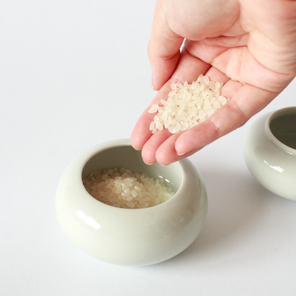 お米や餅米をいれて、鏡餅本来の意味を持たせることも可能です。 お米や餅米をいれて、鏡餅本来の意味を持たせることも可能です。